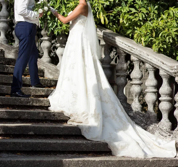 Boldog Menyasszony Vőlegény Esküvő Séta Parkban — Stock Fotó