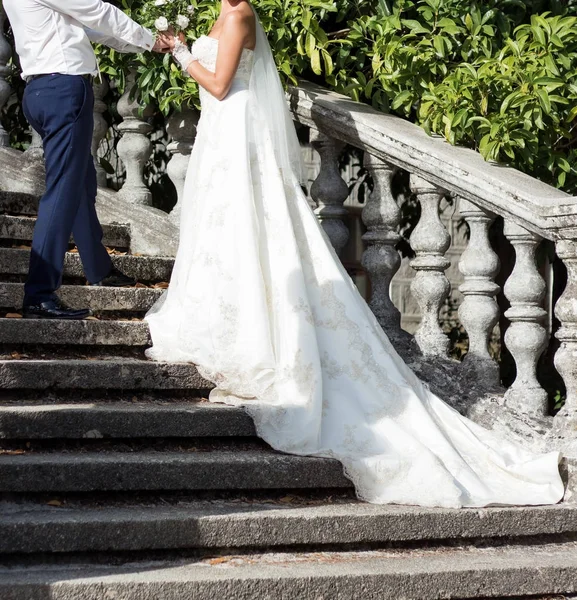 幸せな結婚式で新郎新婦公園の中を歩く — ストック写真