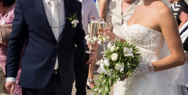 Noiva Noivo Segurando Óculos Casamento — Fotografia de Stock