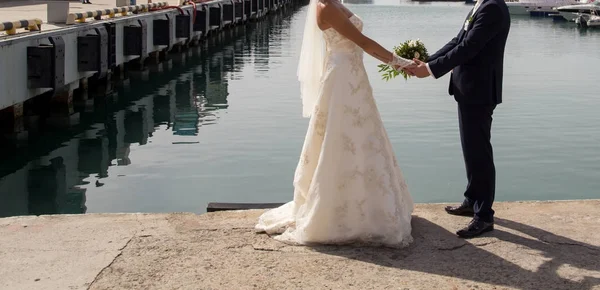 Braut Und Bräutigam Halten Hochzeitsstrauß — Stockfoto