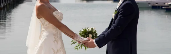 Sposa Sposo Tenendo Bouquet Sposa — Foto Stock
