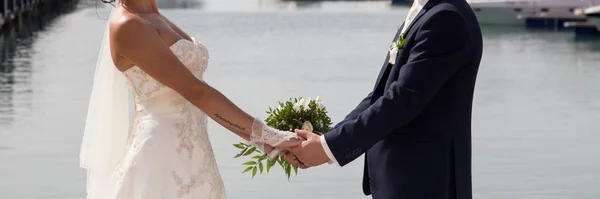 Noiva Noivo Segurando Buquê Casamento — Fotografia de Stock