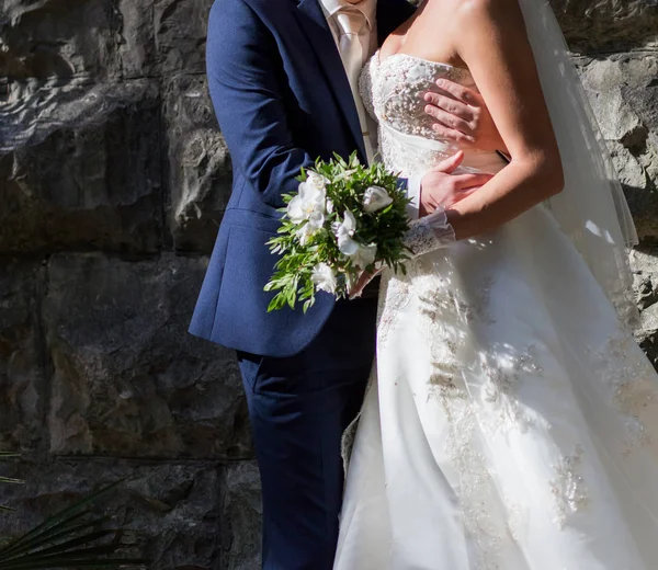 Noiva Noivo Segurando Buquê Casamento — Fotografia de Stock