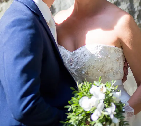 Noiva Noivo Segurando Buquê Casamento — Fotografia de Stock