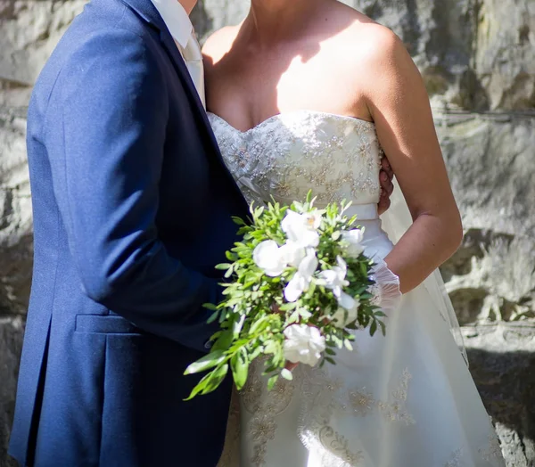 Noiva Noivo Segurando Buquê Casamento — Fotografia de Stock