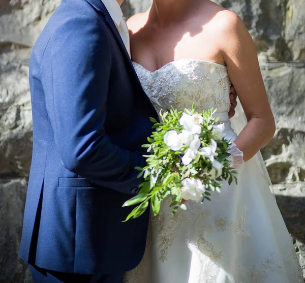 Noiva Noivo Segurando Buquê Casamento — Fotografia de Stock