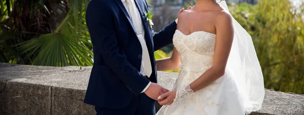 Sposa Felice Sposo Passeggiata Nuziale Parco — Foto Stock