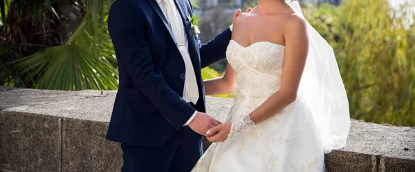 Gelukkige Bruid Bruidegom Wedding Wandeling Het Park — Stockfoto