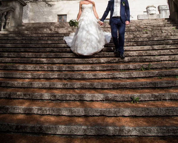 Novia Feliz Novio Paseo Boda Parque — Foto de Stock