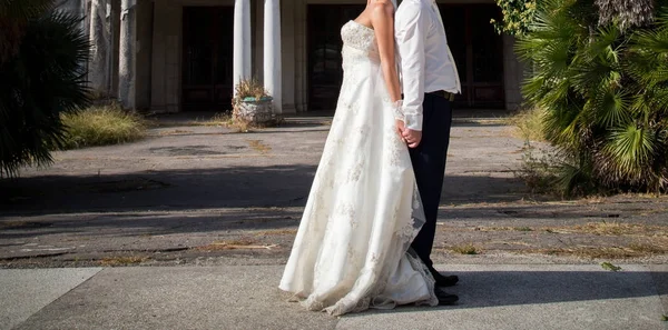 Sposa Felice Sposo Passeggiata Nuziale Parco — Foto Stock