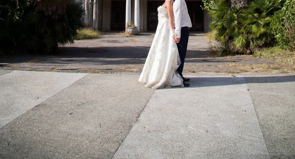 Novia Feliz Novio Paseo Boda Parque —  Fotos de Stock