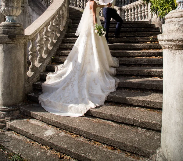 Sposa Felice Sposo Passeggiata Nuziale Parco — Foto Stock