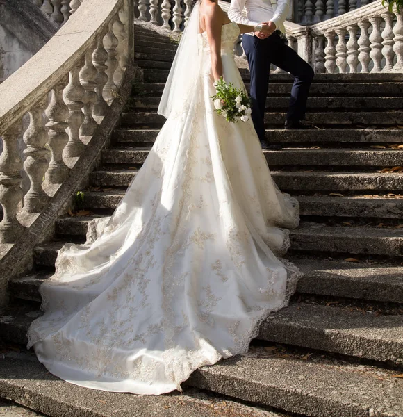 Sposa Felice Sposo Passeggiata Nuziale Parco — Foto Stock