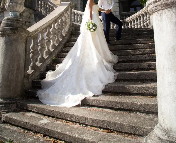 Gelukkige Bruid Bruidegom Wedding Wandeling Het Park — Stockfoto