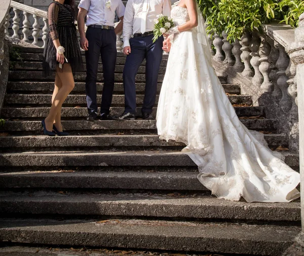 Noiva Feliz Noivo Passeio Casamento Parque — Fotografia de Stock