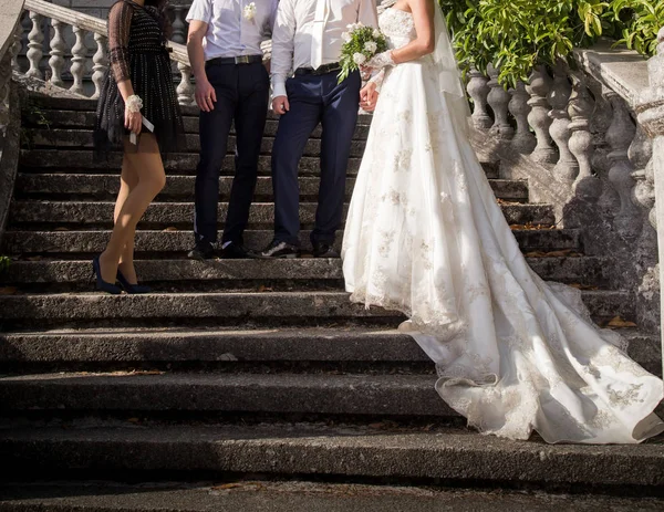 Sposa Felice Sposo Passeggiata Nuziale Parco — Foto Stock