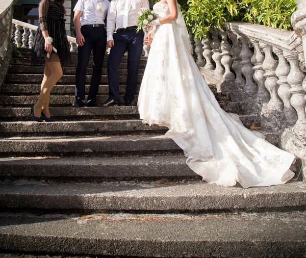 Sposa Felice Sposo Passeggiata Nuziale Parco — Foto Stock