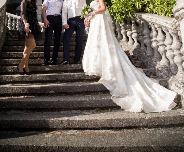 Glückliche Braut Und Bräutigam Beim Hochzeitsspaziergang Park — Stockfoto