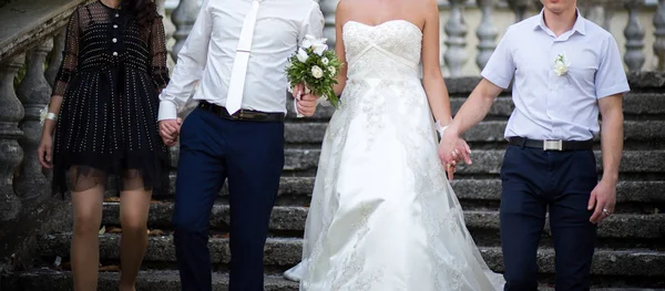 Gelukkige Bruid Bruidegom Wedding Wandeling Het Park — Stockfoto