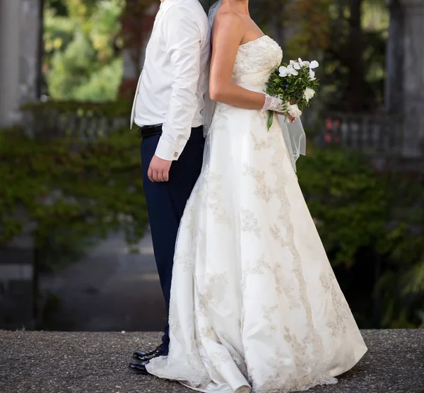 Noiva Noivo Segurando Buquê Casamento — Fotografia de Stock