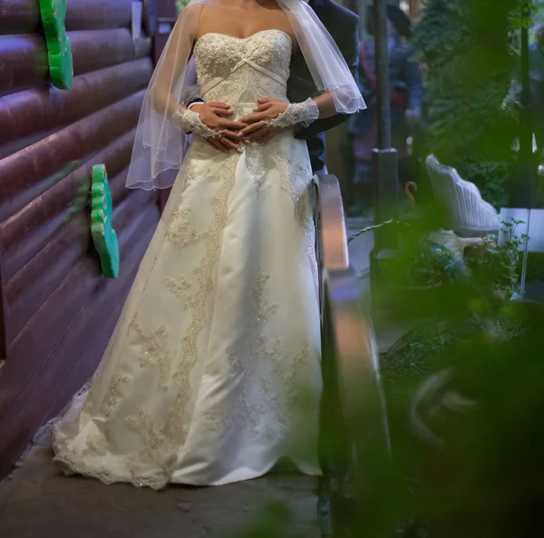 Mutlu Gelin Damadın Düğünde Parkta Yürümek — Stok fotoğraf