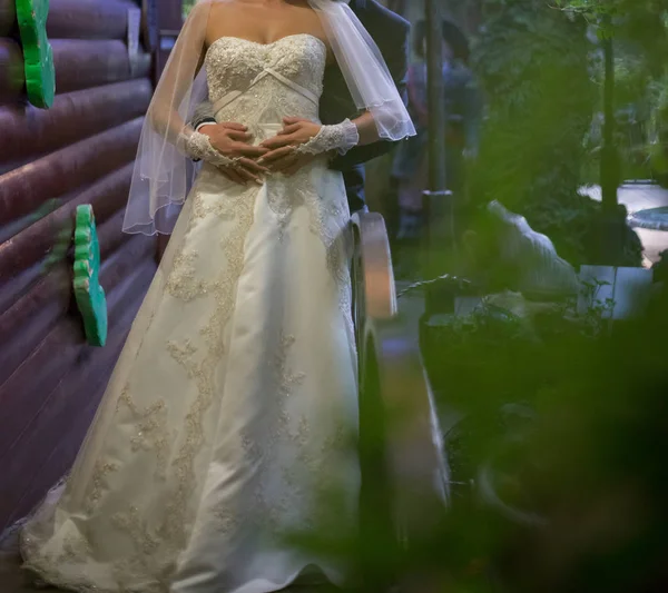 Happy Bride Dan Pengantin Pria Pernikahan Berjalan Taman — Stok Foto