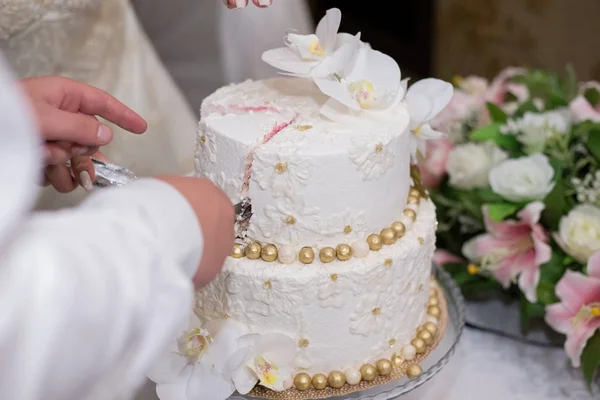 Gelin Damat Bir Düğünde Pasta Kesiyorlar — Stok fotoğraf