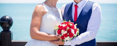 Gelin ve Damat Düğün buket gül tutan