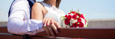 Gelin ve Damat Düğün buket gül tutan