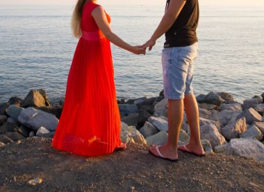 mutlu genç bir çift sahilde