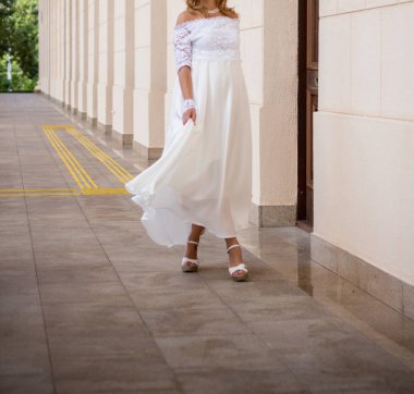 mutlu gelin ve damadın düğünde Parkta yürümek