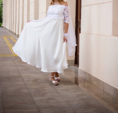 mutlu gelin ve damadın düğünde Parkta yürümek