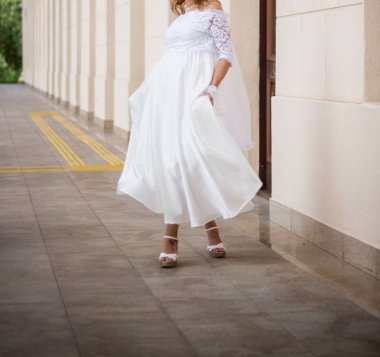 mutlu gelin ve damadın düğünde Parkta yürümek