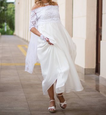 mutlu gelin ve damadın düğünde Parkta yürümek