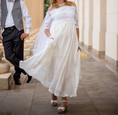 mutlu gelin ve damadın düğünde Parkta yürümek