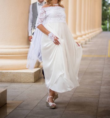 mutlu gelin ve damadın düğünde Parkta yürümek