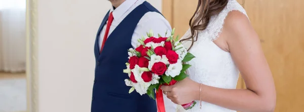 新郎和新娘举行婚礼花束与玫瑰 — 图库照片