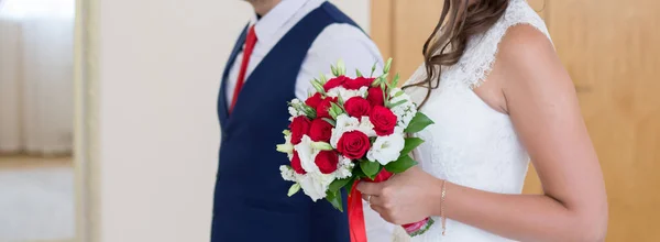 Novia Novio Celebrando Ramo Bodas Con Rosas —  Fotos de Stock