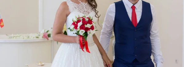 Pengantin Wanita Dan Pengantin Pria Memegang Buket Pernikahan Dengan Mawar — Stok Foto