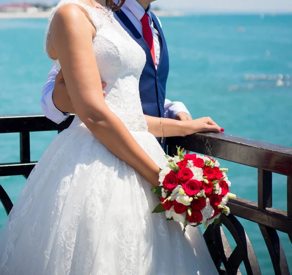 Novia Novio Celebrando Ramo Bodas Con Rosas —  Fotos de Stock