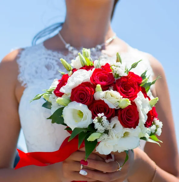 結婚式の花束を持つ花嫁 — ストック写真