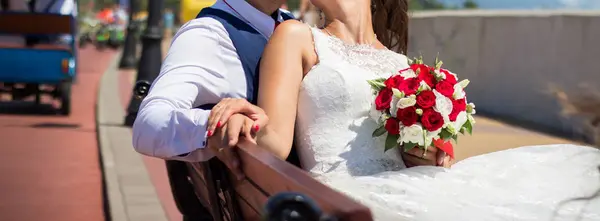 Bruden Och Brudgummen Håller Bröllop Bukett Med Rosor — Stockfoto