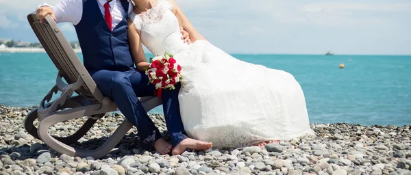 Noiva Noivo Segurando Buquê Casamento Com Rosas — Fotografia de Stock