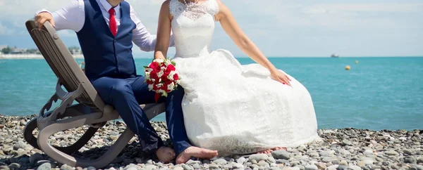 Braut Und Bräutigam Halten Brautstrauß Mit Rosen — Stockfoto