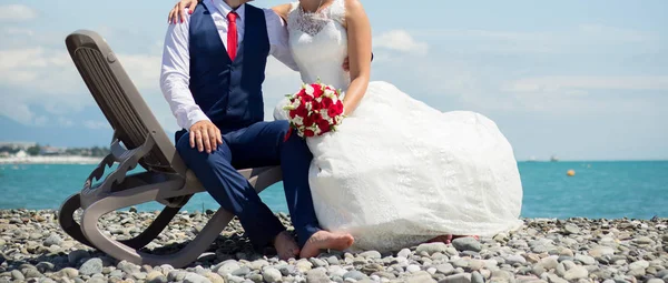 Noiva Noivo Segurando Buquê Casamento Com Rosas — Fotografia de Stock