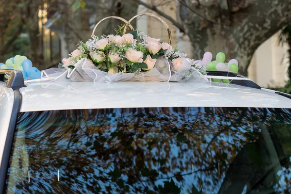 Свадебный Автомобиль Украшен Цветами — стоковое фото