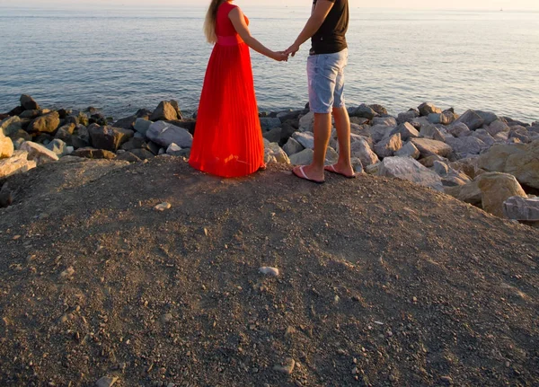 Jeune Couple Heureux Sur Plage — Photo