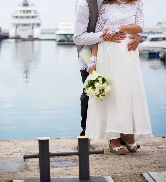 Noiva Noivo Segurando Buquê Casamento — Fotografia de Stock