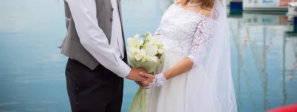 Brud Och Brudgum Håller Bröllop Bukett — Stockfoto