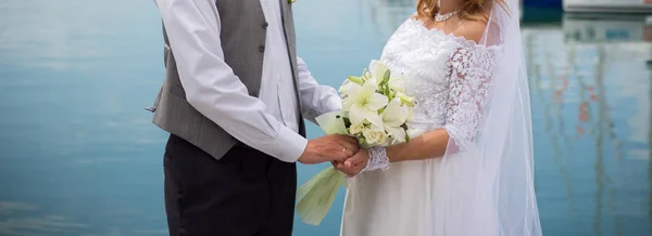 Bride Groom Holding Wedding Bouquet — Stock Photo, Image